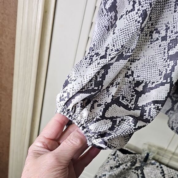 Set Top and Skirt NWT Snakeskin Print Black and Gray Size Large - Picture 5 of 8